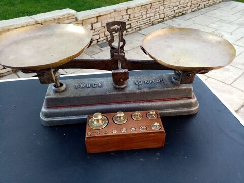 GROSSE BOITE DE POIDS COMPLETE PLUS une balance roberval 57 Chartres (28)