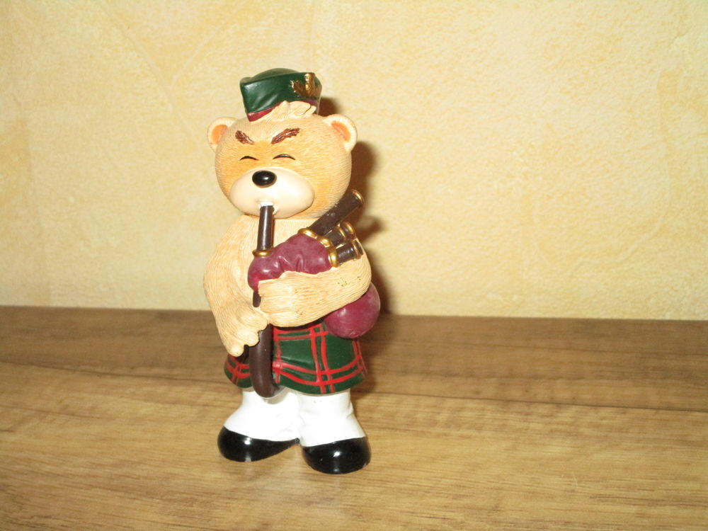 LOT 91J19
FIGURINES OURS EN RESINE VOIR PHOTOS Jeux / jouets
