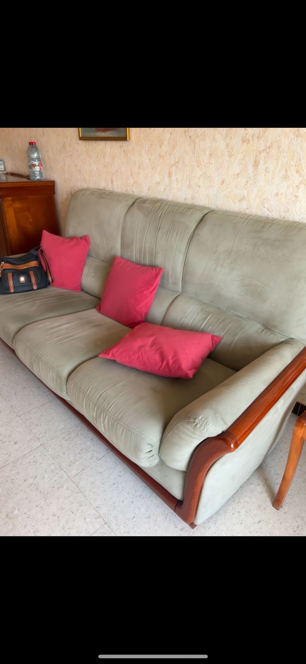 Un canap&eacute; trois places et son fauteuil assorti Meubles