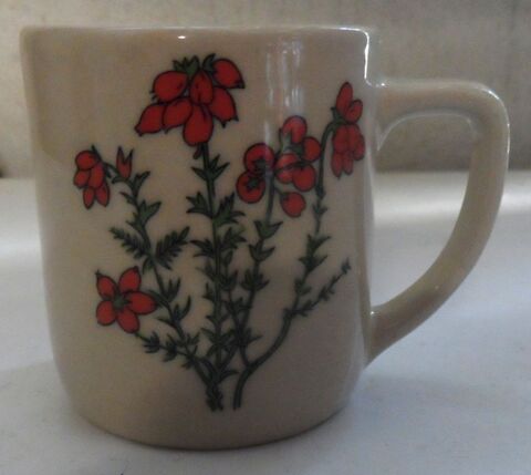 Mug fleurs rouges en c�ramique 
Hauteur 8,5 cm 5 Castries (34)