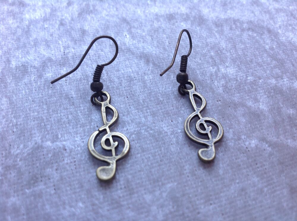 BOUCLES D'OREILLES CL&Eacute; DE SOL Envoi possible
Bijoux et montres