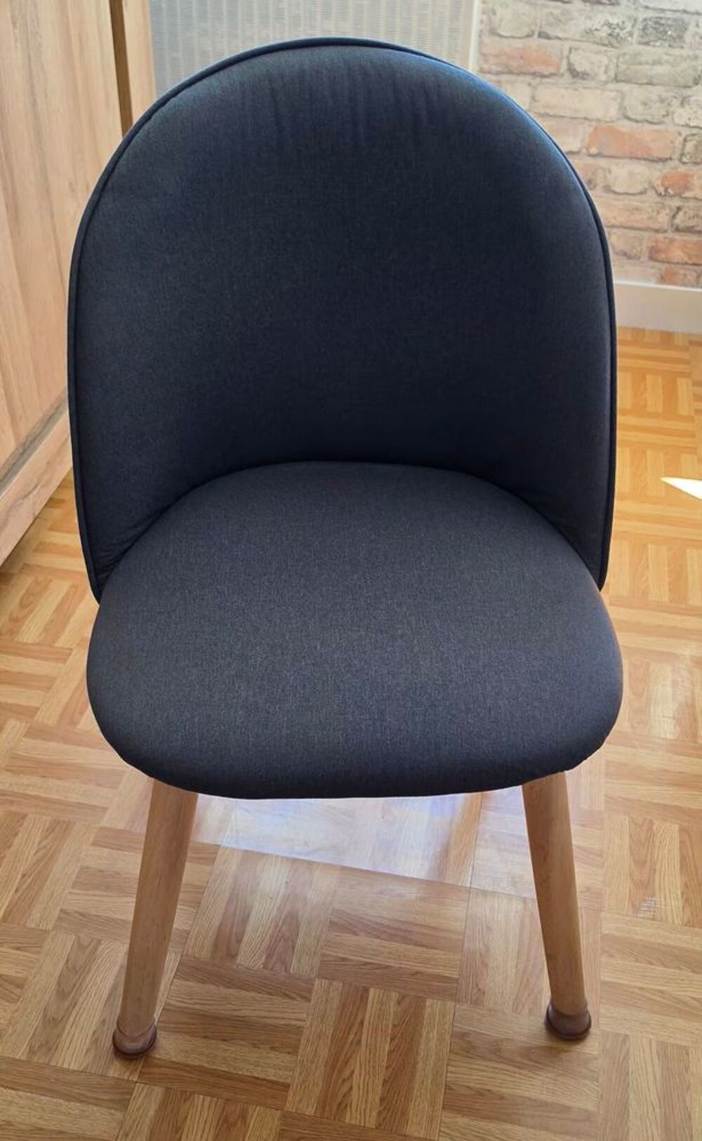 2 CHAISES TYPE SCANDINAVE
achet&eacute;es chez ALINEA Meubles