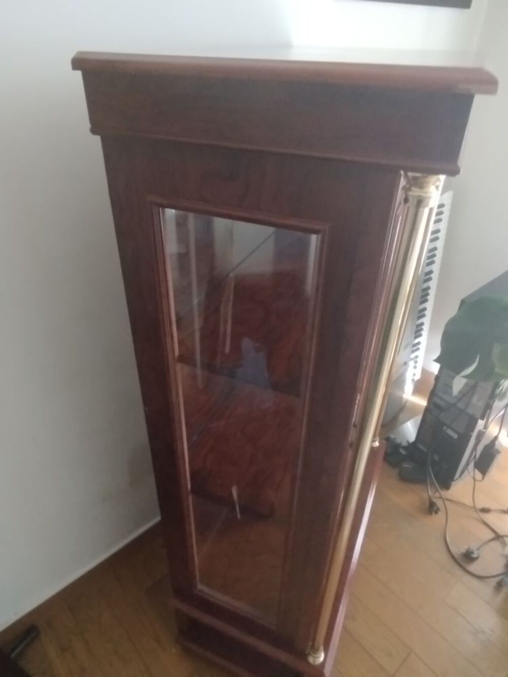 Vitrine en bois vitr&eacute;e avec fond miroir - style classique Meubles