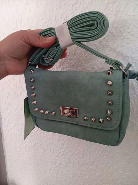 Sac � main femme avec bandouli�re prix 50� + Cadeau 50 N�mes (30)