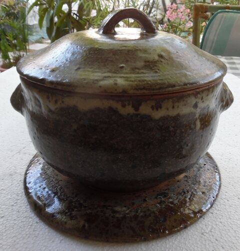 Soupi�re ancienne en gr�s sign�e mayo
H 13 cm X  D 21 cm 40 Castries (34)