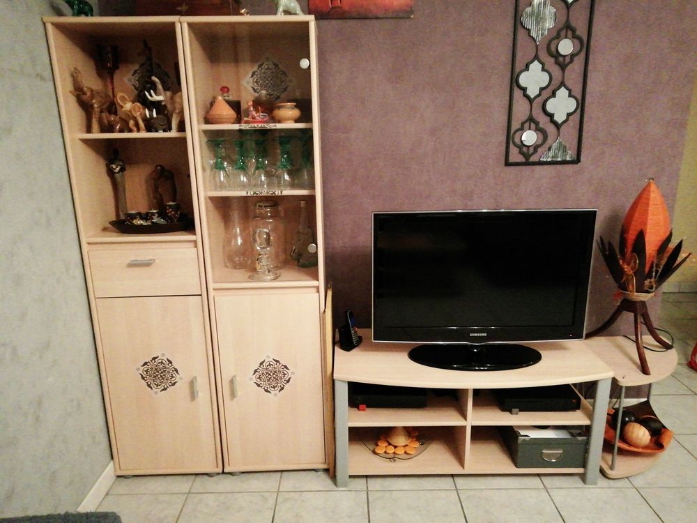 table basse, meuble t&eacute;l&eacute; avec ses 2 colonnes et 1 canap&eacute; Meubles
