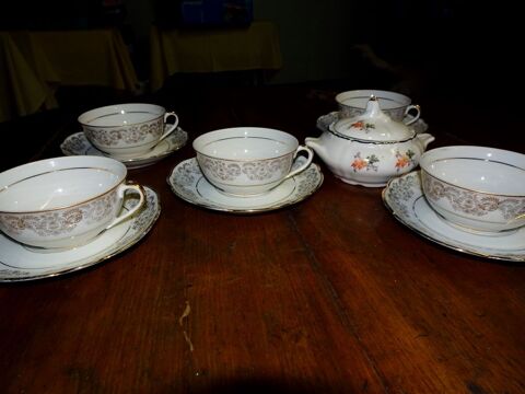 5 tasses sous tasses Porcelaine franque + sucrier 30 Monflanquin (47)