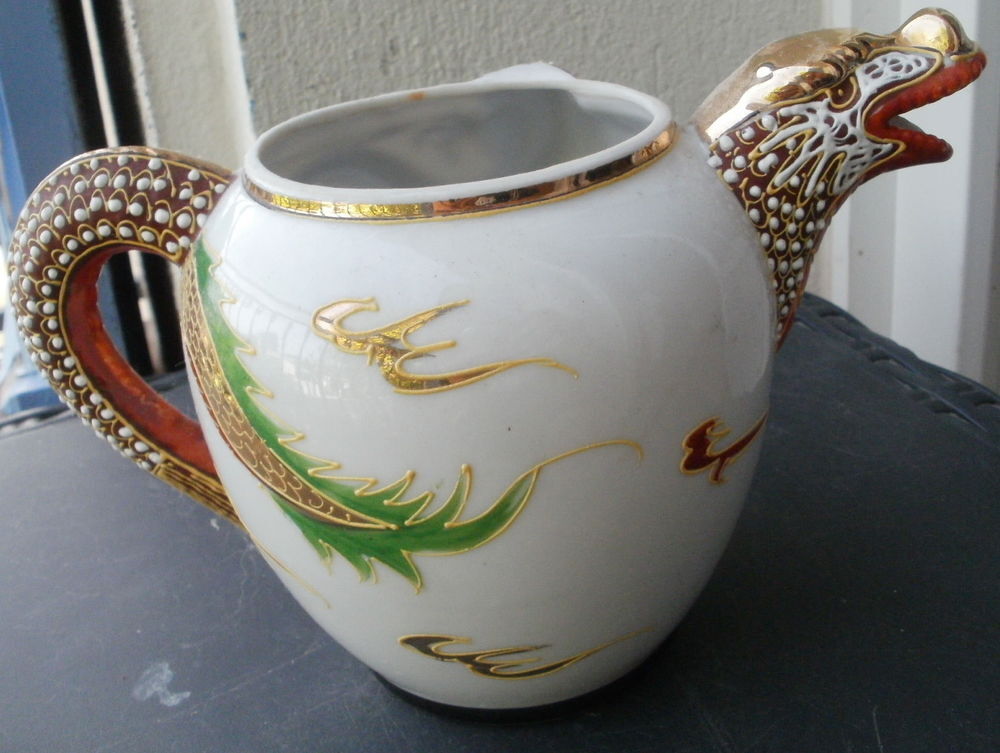 THEIERE en porcelaine du Japon, bec verseur t&ecirc;te de dragon - Décoration