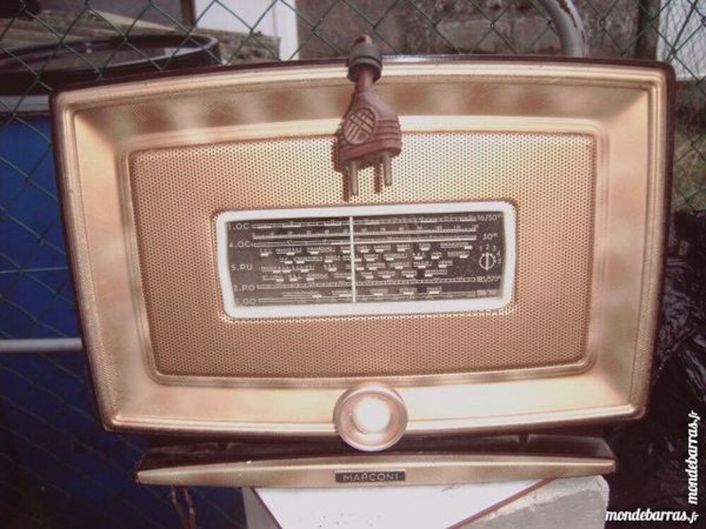 Ancien petit poste de radio &agrave; lampe Audio et hifi