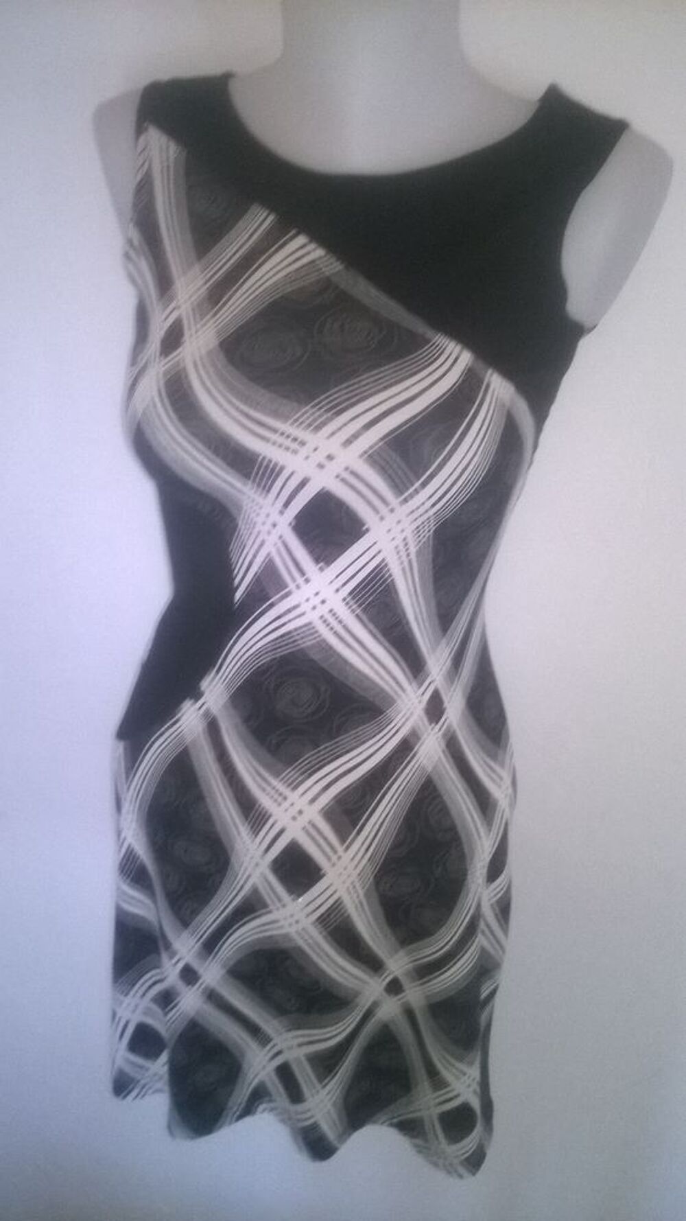 Robe moulante noir et grise 
Xanaka
Excellent etat
Vêtements