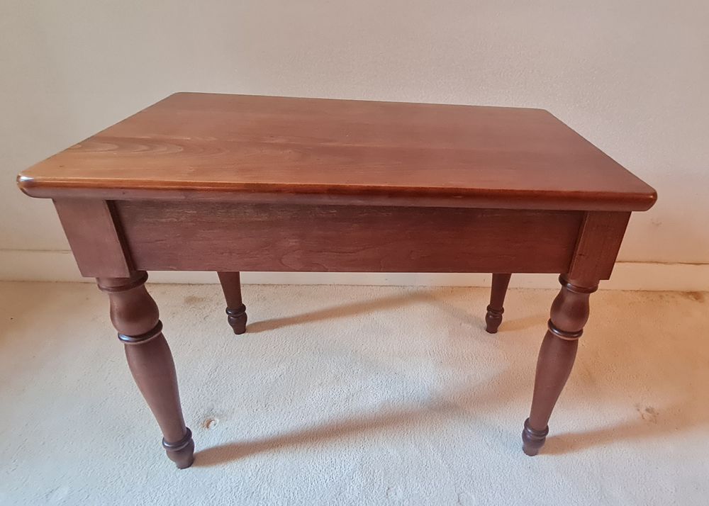 PETITE TABLE BASSE EN MERISIER
Meubles