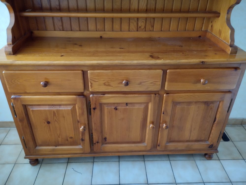 4 chaises en bois, table ronde avec rallonge et buffet Meubles
