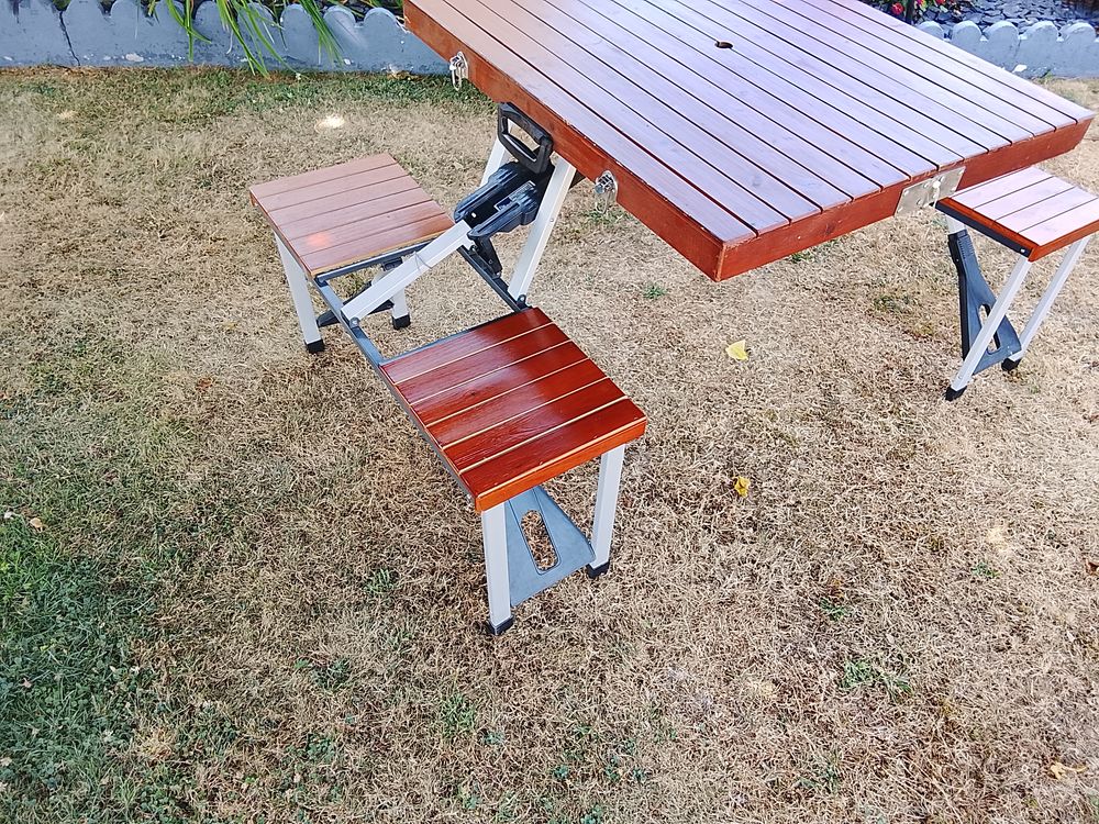 Valise table pliable et 4 si&egrave;ges int&eacute;gr&eacute;s bois et aluminuin Jardin