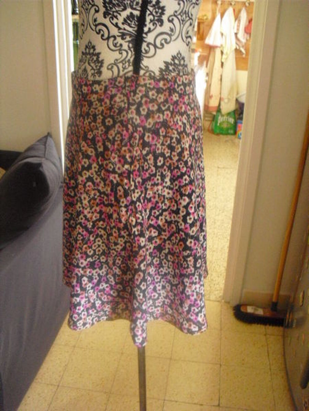jupe color&eacute;e a motifs florales NEUVE NAF NAF TAILLE 36 Vêtements