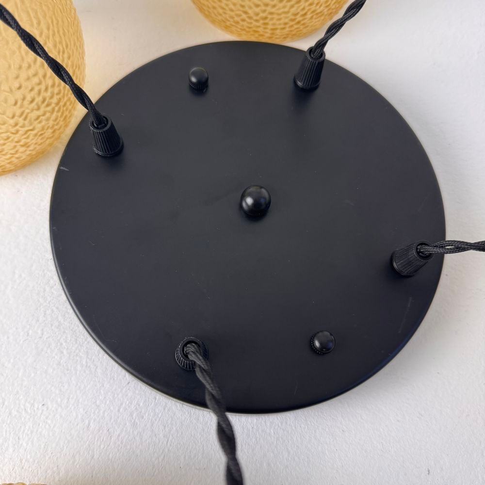 Tr&egrave;s belle applique en laiton et verre opalin. En bel &eacute;tat g Décoration