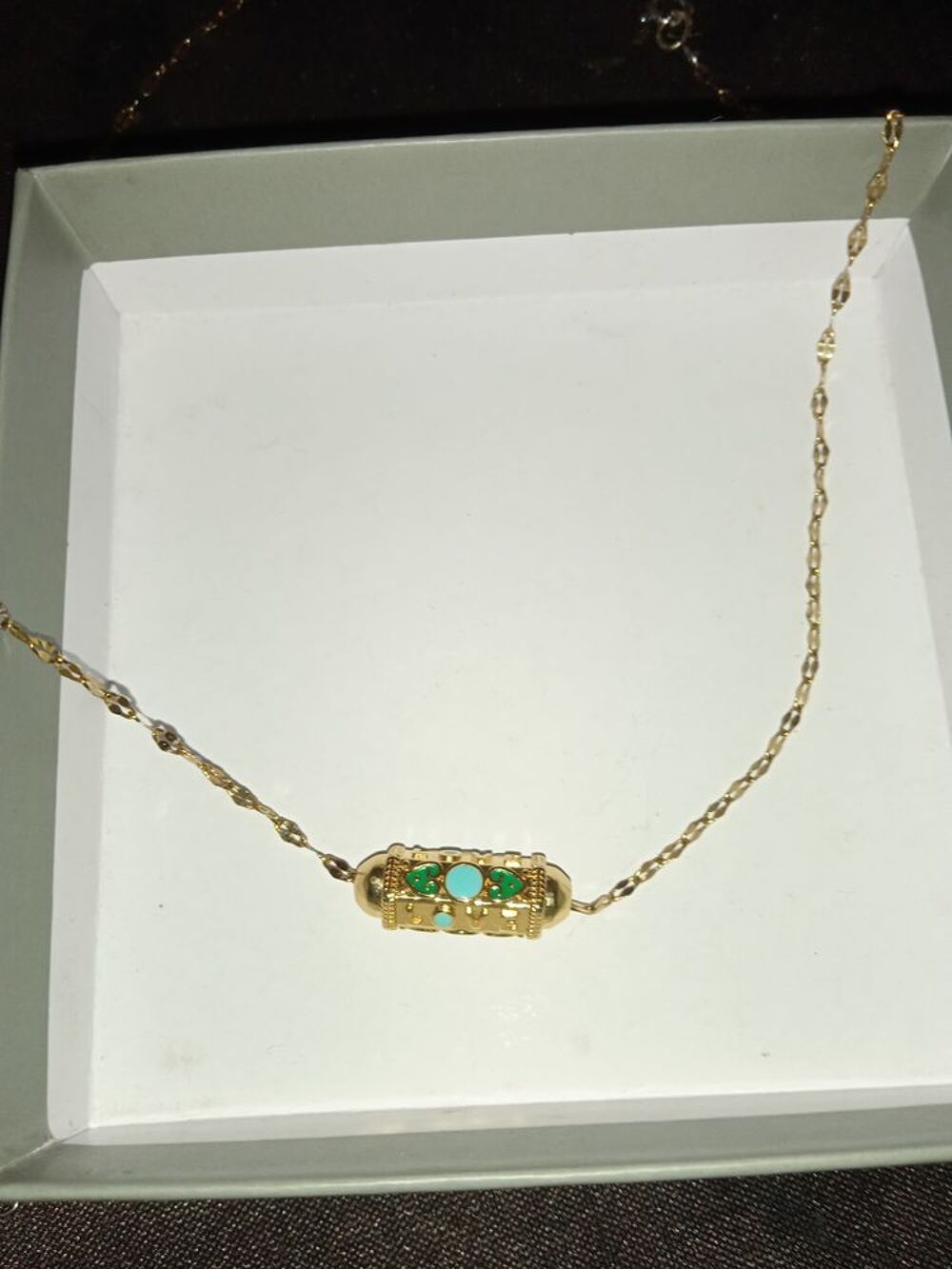 Jolie pendentif t cha&icirc;ne offerts Bijoux et montres