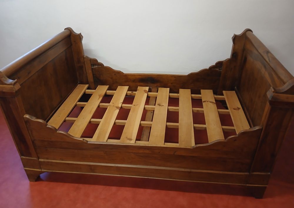 lit ancien bois massif noyer 120x190 avec matelas neuf Meubles