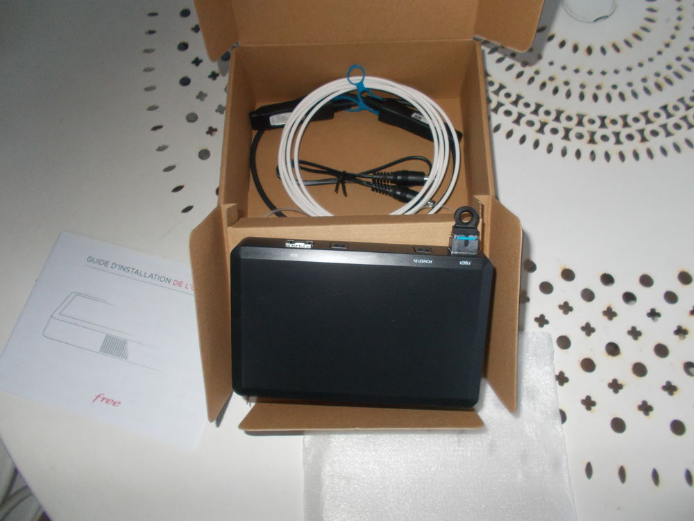 boitier ONU raccord de box au r&eacute;seau haut d&eacute;bit Matériel informatique