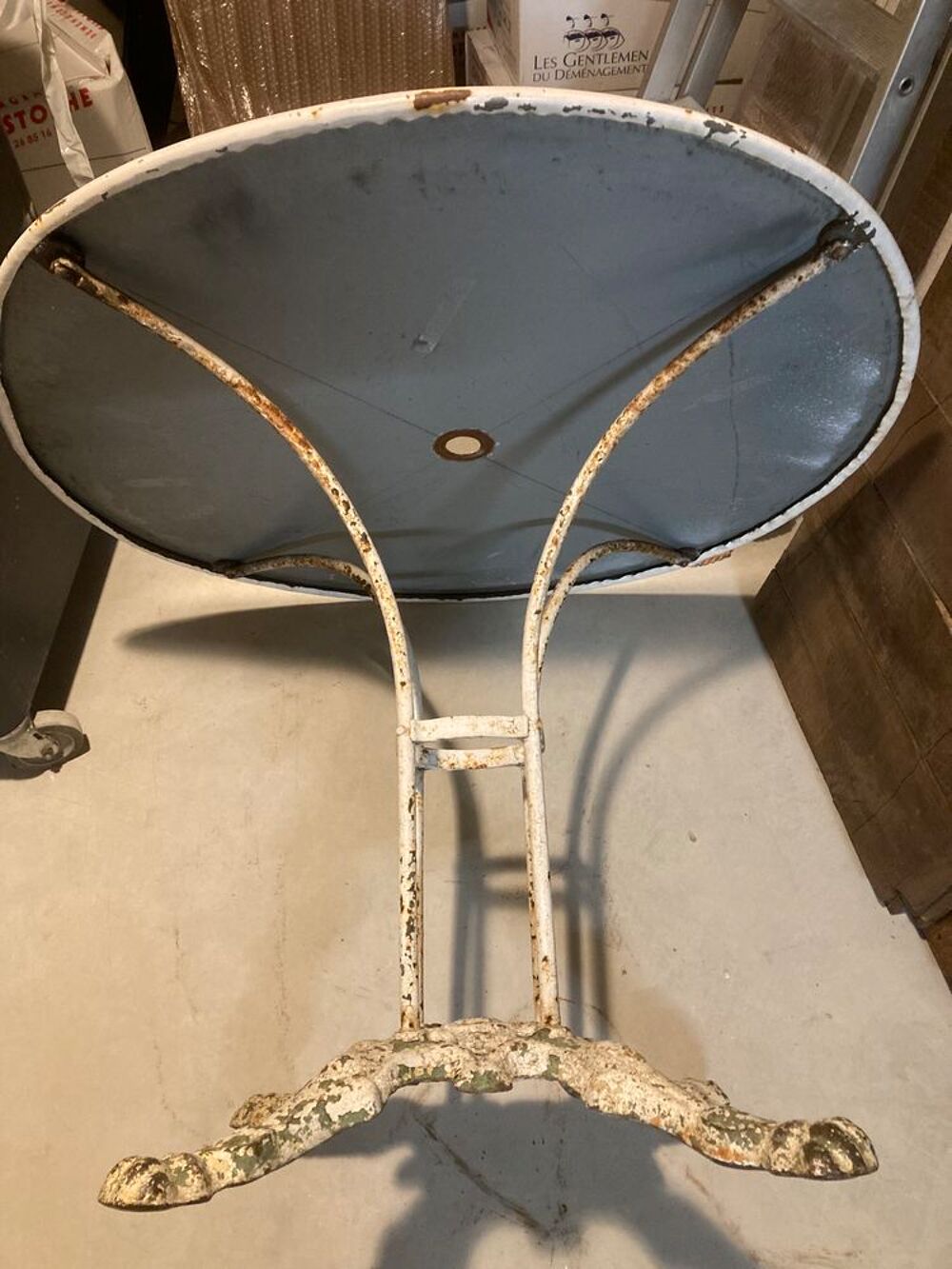 Table de jardin Napol&eacute;on III en fer forg&eacute; avec pied en fonte Décoration