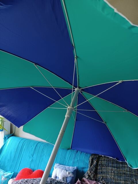 l'ensemble le parasol 1,80 diamtre et le pied de parasol  remplir avec eau 30 Nancy (54)