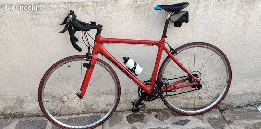 V&eacute;lo de course Giant TCR 2.0 tout carbone sauf les roues. Vélos