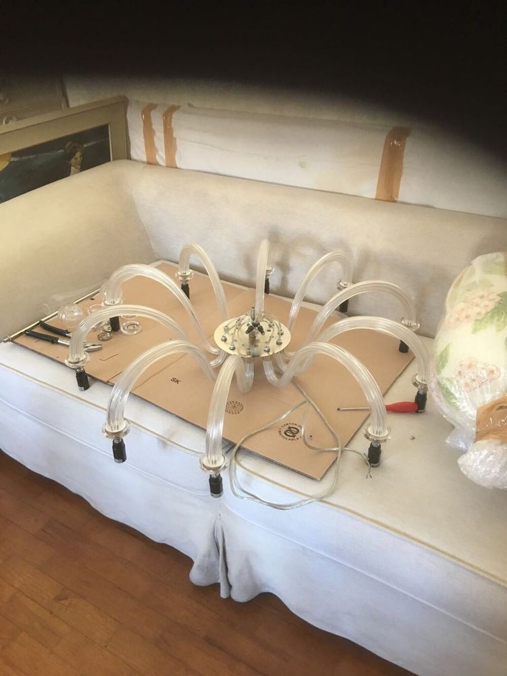 superbe lustre verrerie &eacute;tat neuf largeur110Cms pr&eacute;voir hauteur plafond minimum 2m80 suite d&eacute;m&eacute;nagement avec plafonds &agrave; 2m50 actuellement emball&eacute; d&eacute;mont&eacute; pour transport achet&eacute; 1.800&amp;euro; magnifique pi&eacute;ce Décoration