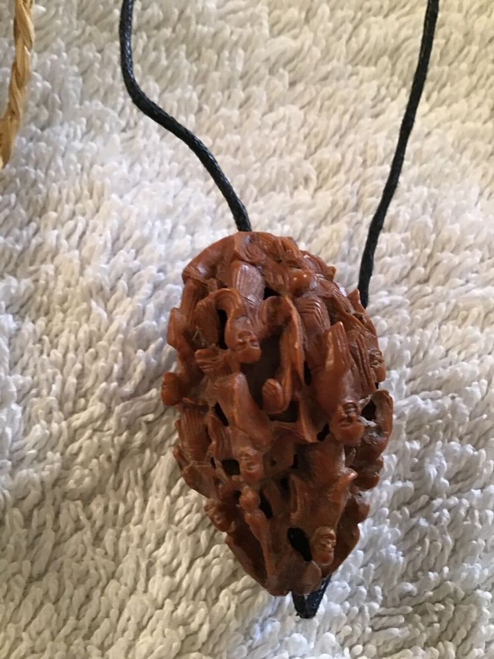Noyaux de fruits sculpt&eacute;s Bijoux et montres