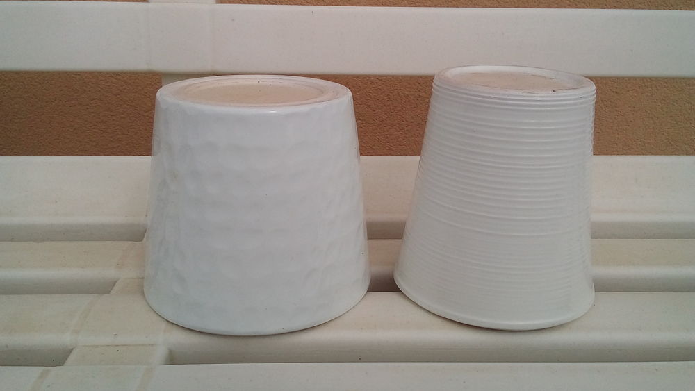 un lot de 7 pots en c&eacute;ramique et pvc neufs . Bricolage