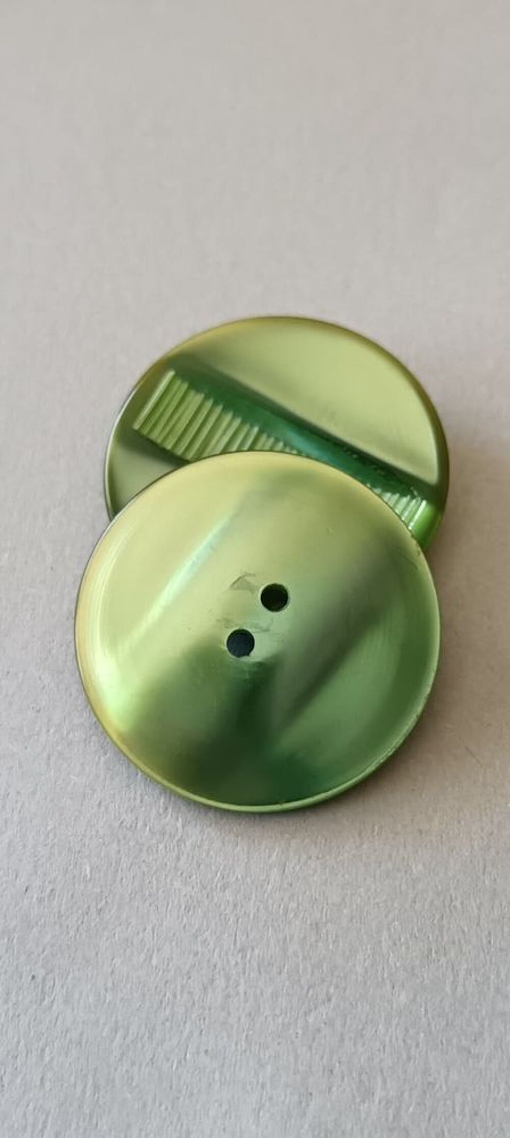 Lot de 7 Boutons Design Vert Sapin Stri&eacute; 2,5 cm - N&deg;5 Décoration