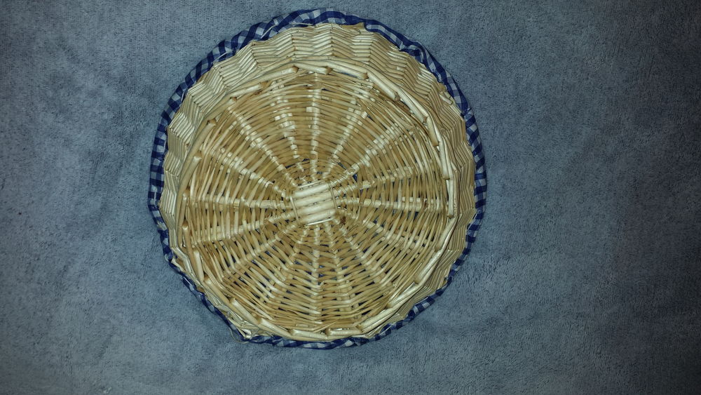CORBEILLE BLEU ET BLANC
DIAMETRE 28 CM ENVIRON
Décoration