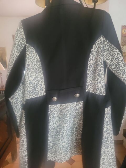 Manteau noir avec d�cors noir et blanc 20 Fr�jus (83)