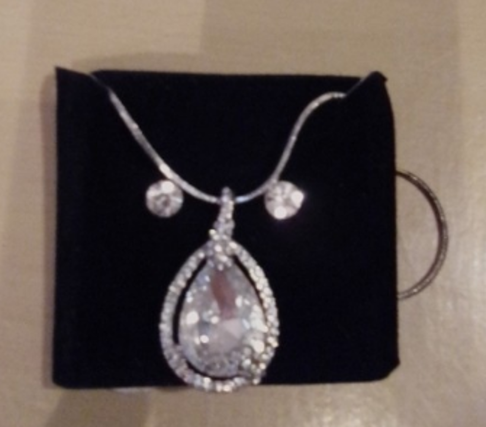 Ensemble collier et boucles d'oreilles Goutte neuf
Bijoux et montres