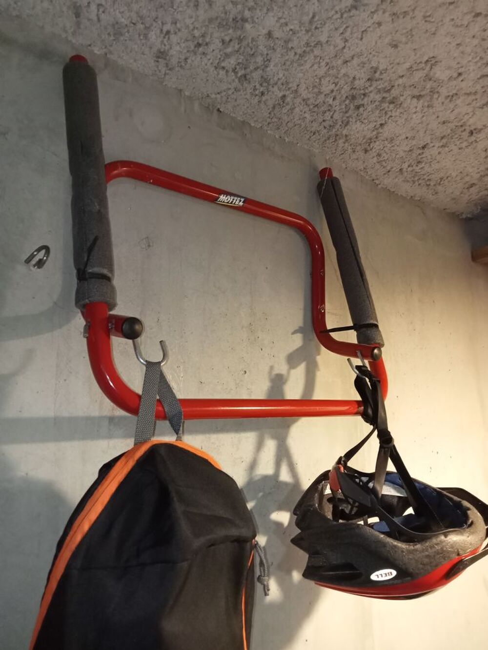 range v&eacute;lo mural rabattable Mottez Vélos
