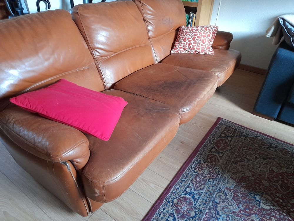 canap&eacute; 3 places tr&egrave;s bon cuir &agrave; restaurer couleur marron les assises ont &eacute;t&eacute; refaites Meubles