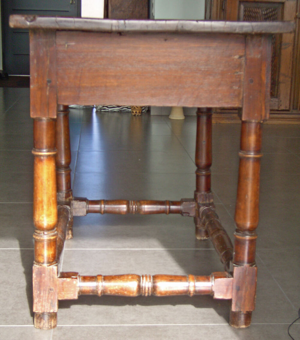 Petite table en ch&ecirc;ne fin XVIe / courant XVIIe Meubles