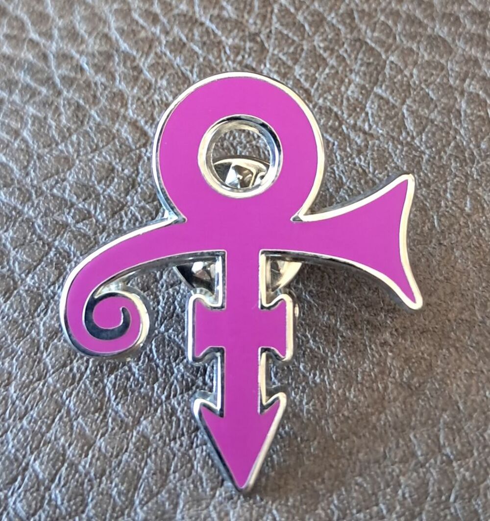 badge broche pin's pins en m&eacute;tal &eacute;maill&eacute; Prince love symbol 