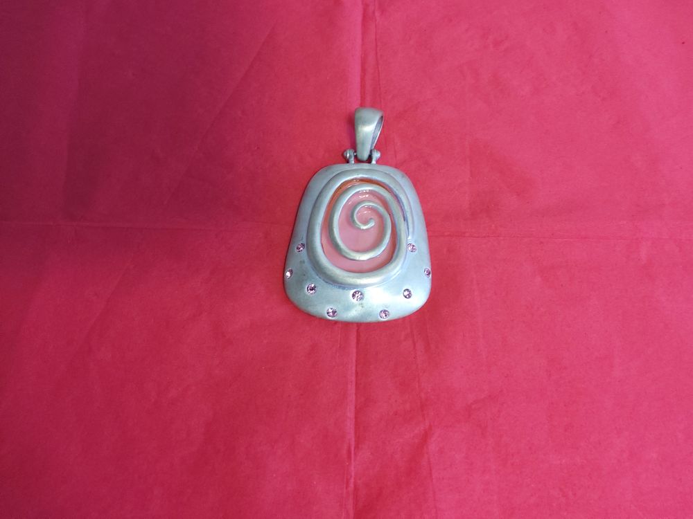 PENDENTIF gris et rose Bijoux et montres