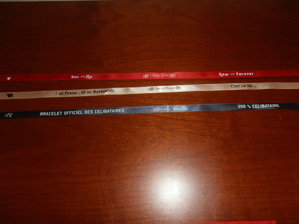 Lot de 4 bracelets tissu (28b) Bijoux et montres