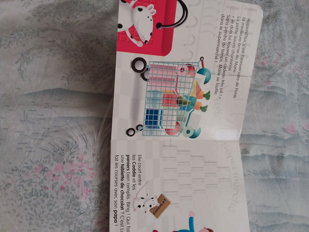 Marie cherche un cadeau dans le supermarch&eacute; Livres et BD