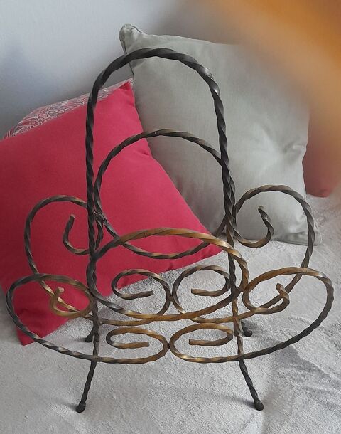 Porte livres en fer forg�. 5 Amb�rieu-en-Bugey (01)