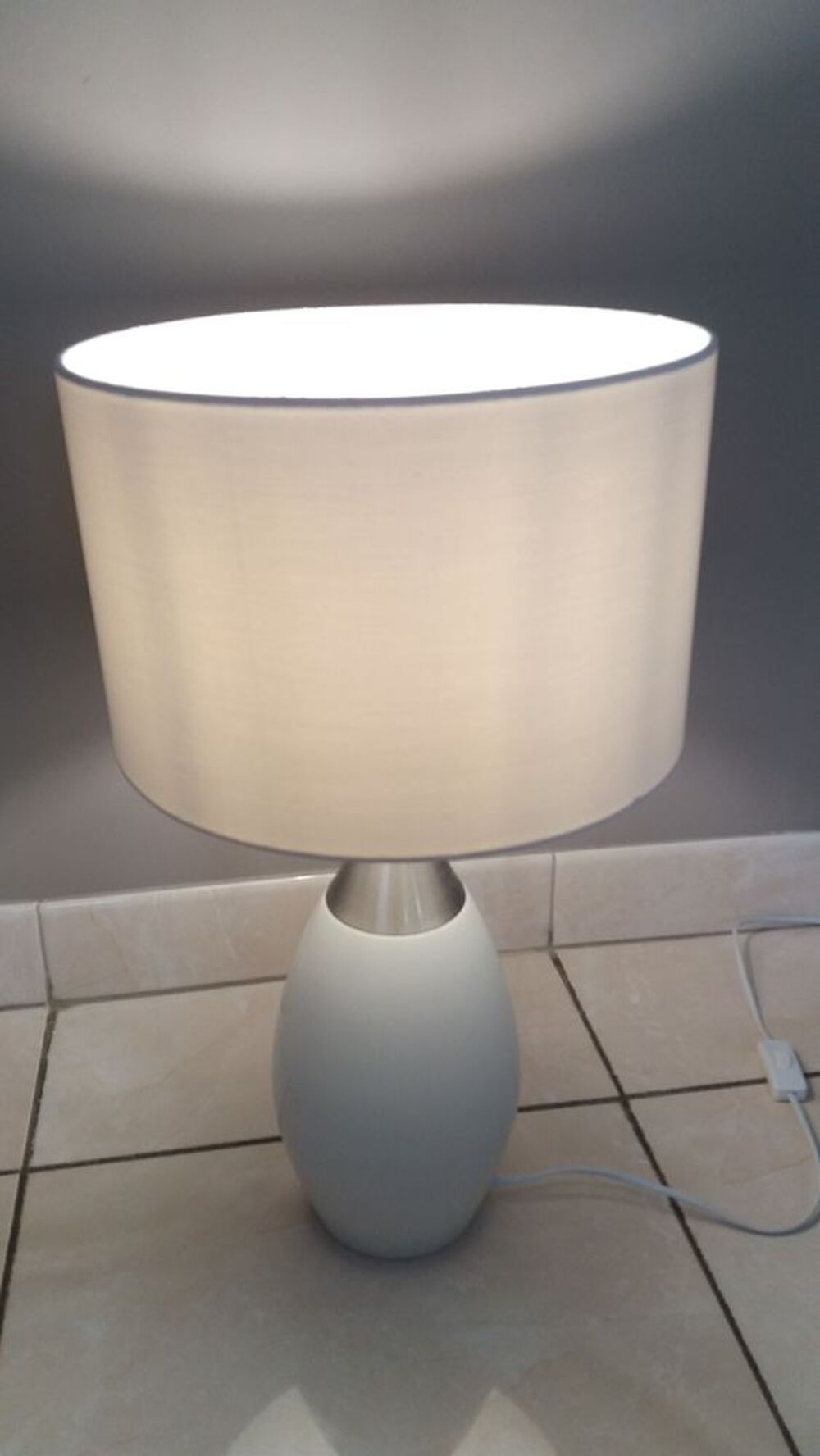 Lampe design blanc et m&eacute;tal Dcoration