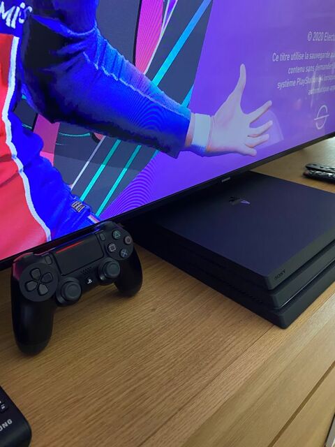 PS4 PRO 1TB + 1 Manette. 210 Montpellier (34)