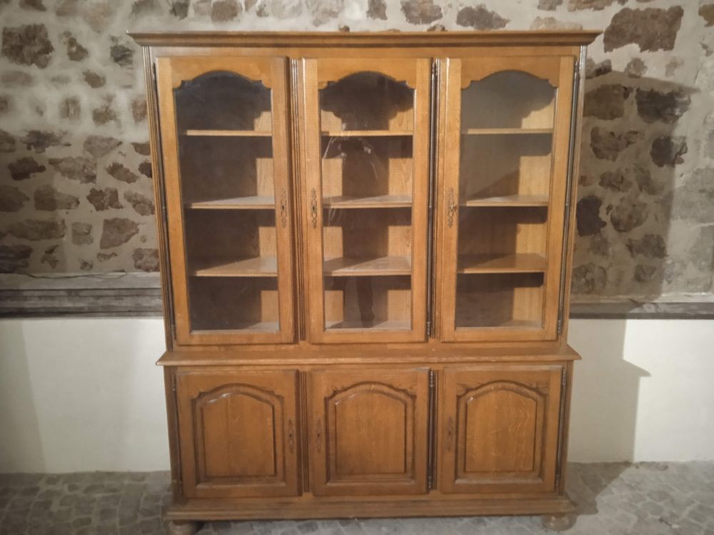 Bahut ,Vaisselier ,meuble,ch&ecirc;ne massif,sobre,bois vernis. Meubles