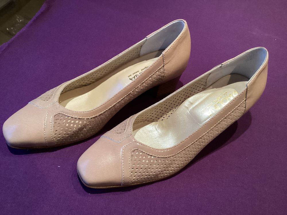 JOLIS ESCARPINS EN CUIR BEIGE, TR&Egrave;S BELLE QUALIT&Eacute; Chaussures