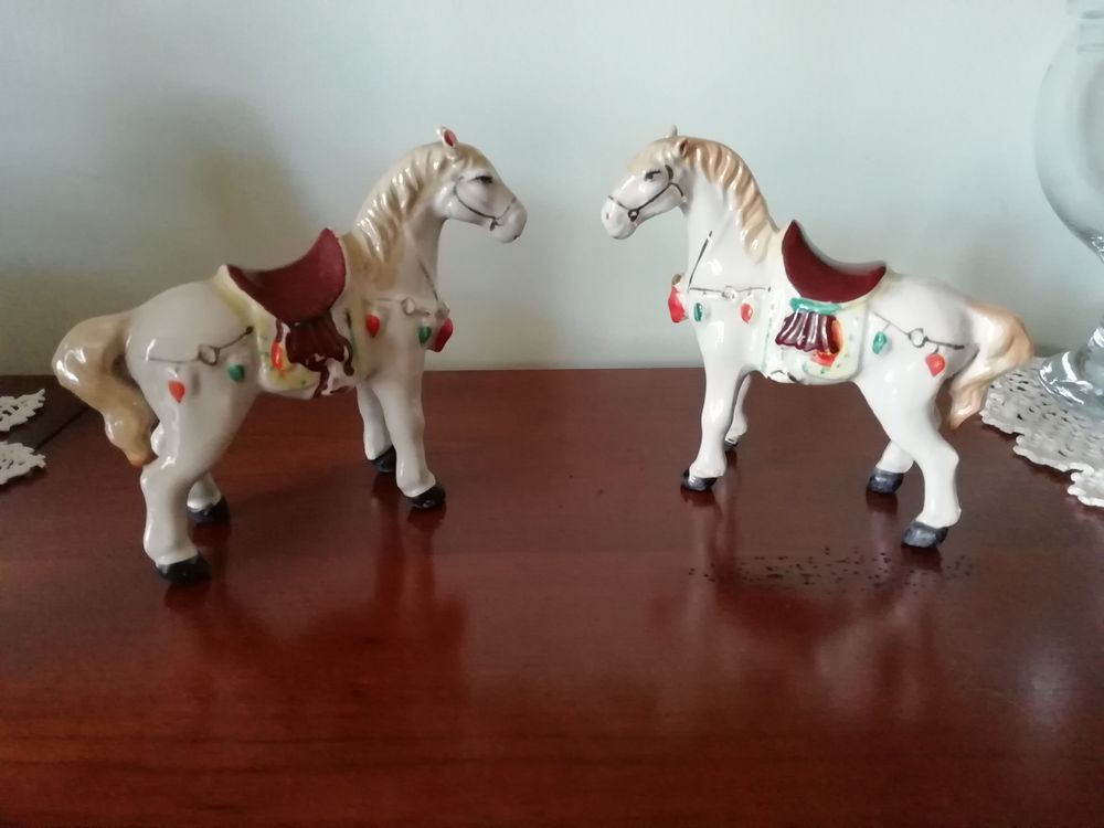 2 jolis petits chevaux espagnols harnach&eacute;s pour la f&ecirc;te Dcoration