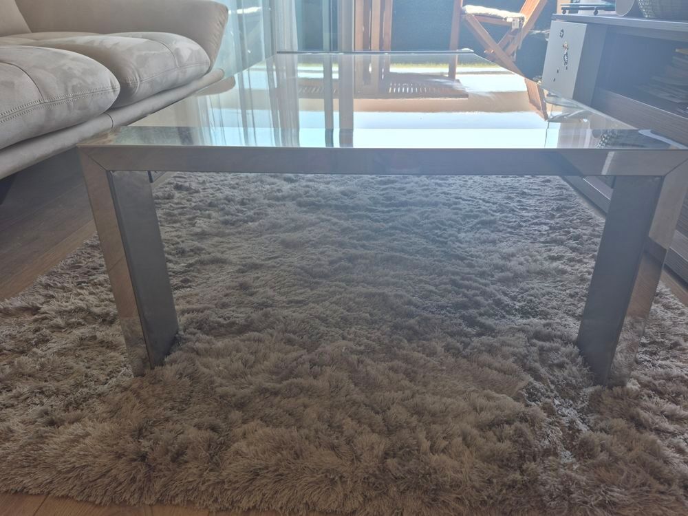 cette table de salon avec plateau blanc Meubles