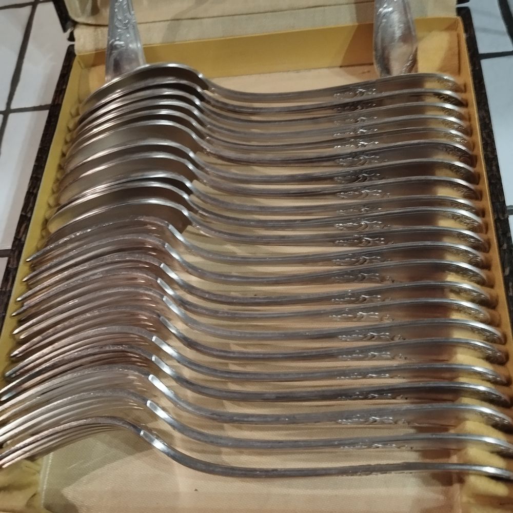 coffret de couverts en metal argent&eacute; Electromnager