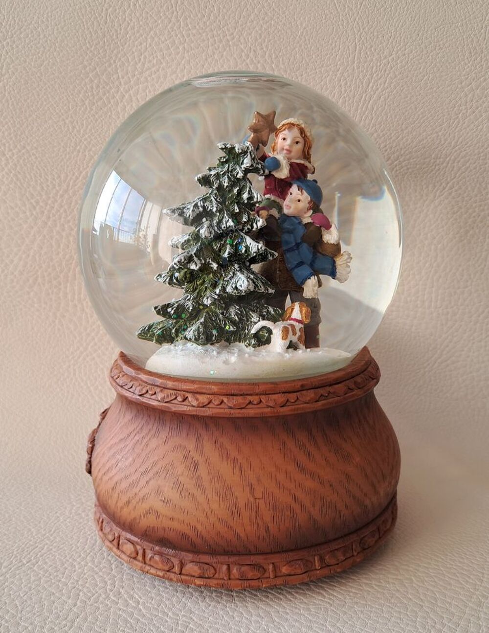 boule &agrave; neige avec d&eacute;cor de No&euml;l 
Décoration