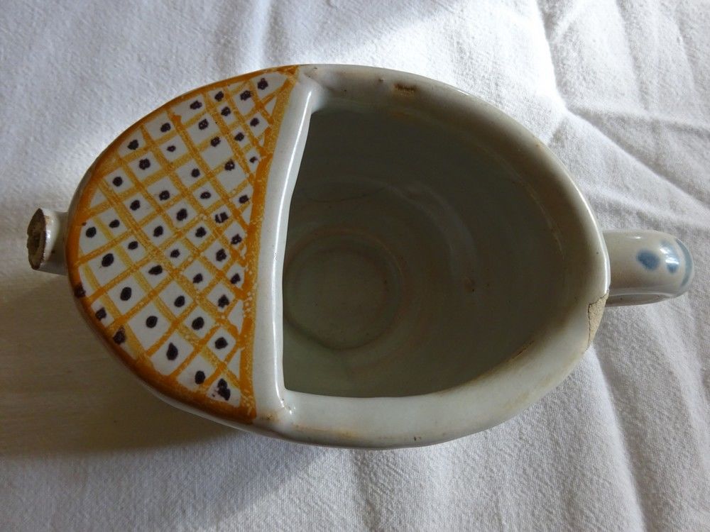 Tasse &agrave; malade ou pipette XVIIIe Nevers 
