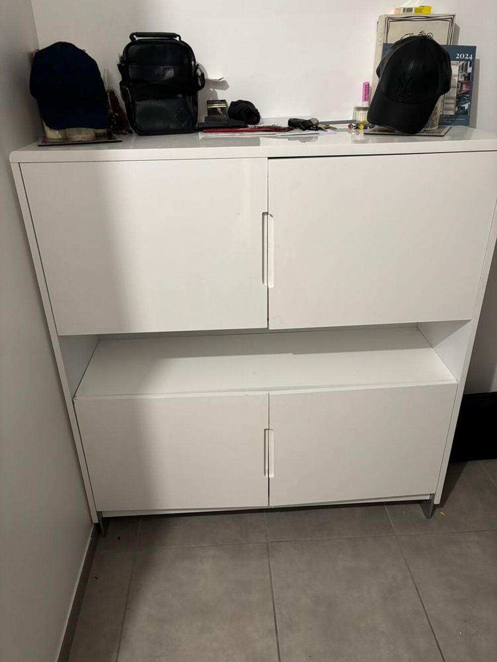 Meubl&eacute; blanc laqu&eacute;e et commode Meubles